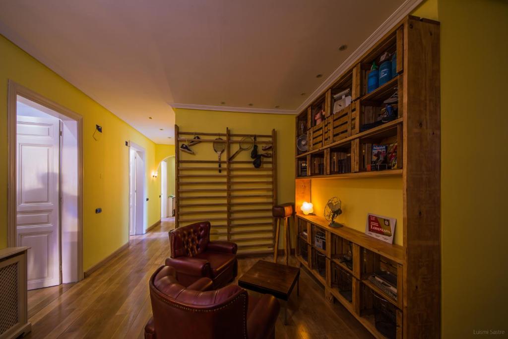 A seating area at Hostel Covent Garden by gaiarooms