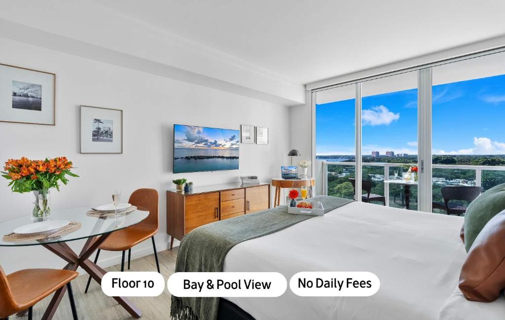 En eller flere senge i et værelse på MVR Designer Suite with Balcony and Miami-s Best Views