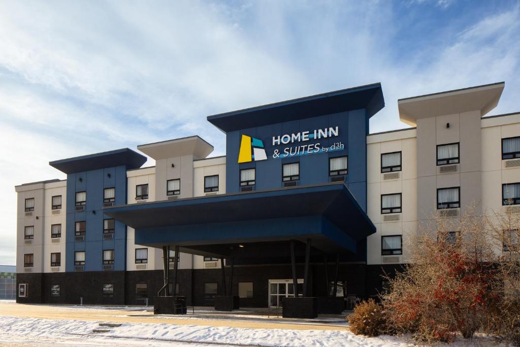 een gebouw met een bord waarop staat: "Have Inn and Suites" bij Home Inn & Suites Saskatoon South in Saskatoon
