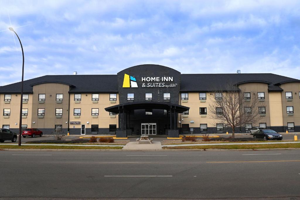 een gebouw met een herberg en suites. bij Home Inn & Suites - Swift Current in Swift Current