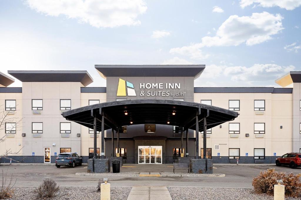 ein Gebäude mit einem Schild mit der Aufschrift „Home Inn and Suites“ in der Unterkunft Home Inn & Suites Yorkton in Yorkton
