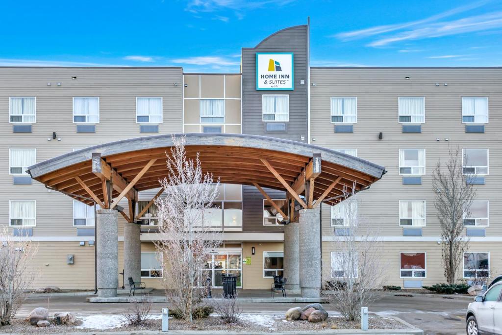 ein großes Gebäude mit Markise davor in der Unterkunft Home Inn and Suites Lloydminster in Lloydminster
