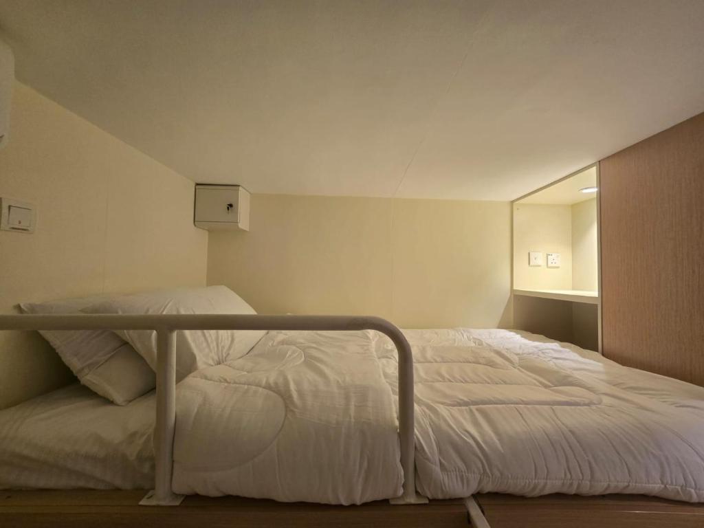 een slaapkamer met een bed met een metalen rail bij Budget Studio Al Reem Island in Abu Dhabi