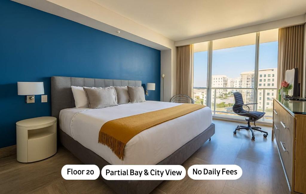 una camera da letto con un letto grande e una grande finestra di MVR Need Space Style - Book This Suite a Miami