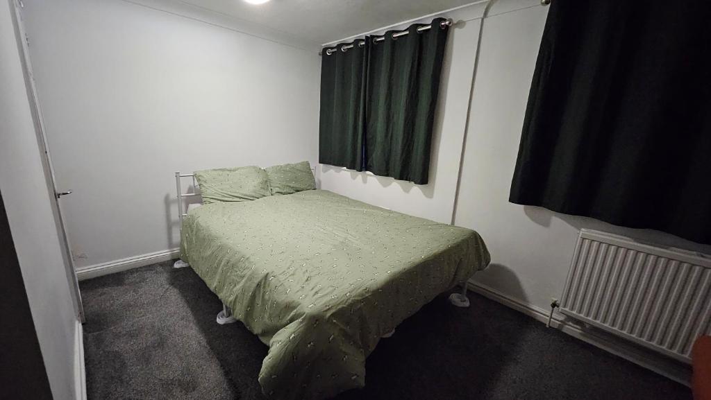 ein kleines Schlafzimmer mit einem Bett und einem Fenster in der Unterkunft Value Stay Comfortable Rooms Windsor Legoland Heathrow in Windsor