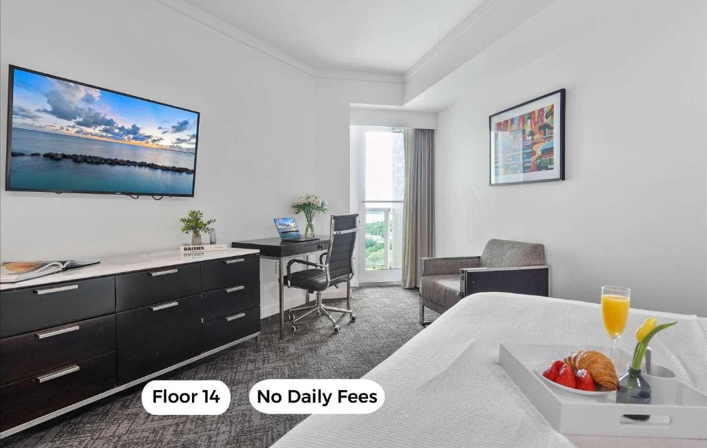 Camera con letto e scrivania con TV di MVR Bright Suite with Premium Bedding a Miami