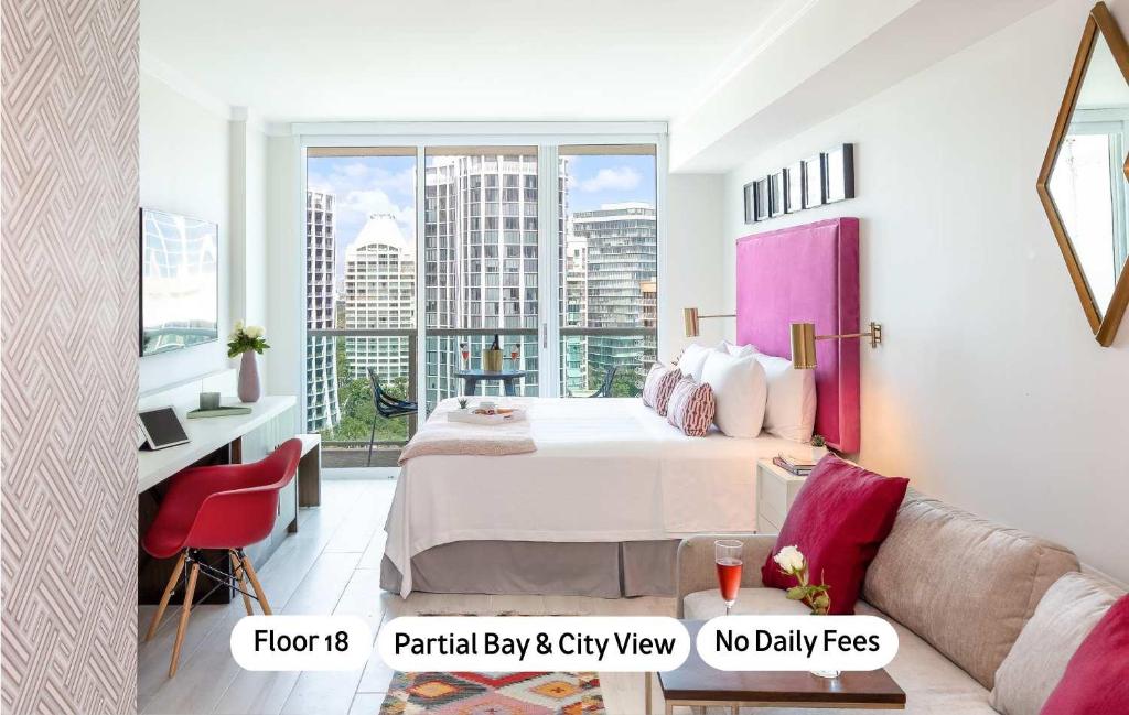 En eller flere senge i et værelse på MVR Suite-A Stay That Feels Like a Private Resort