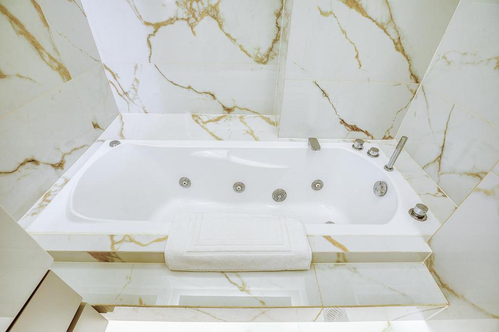 Um banheiro em The Canopy Loft, A Curated 5-Star Experience