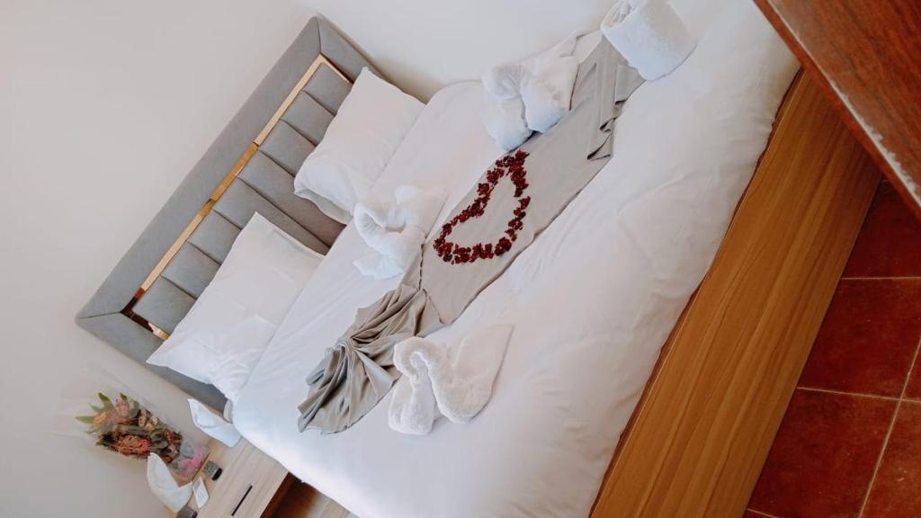 una scatola con una collana sopra di apartment pyramids view a Giza