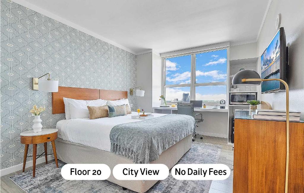 een slaapkamer met een bed en een bureau met een computer bij MVR Suite Book Before These Sunset Views Are Gone in Miami