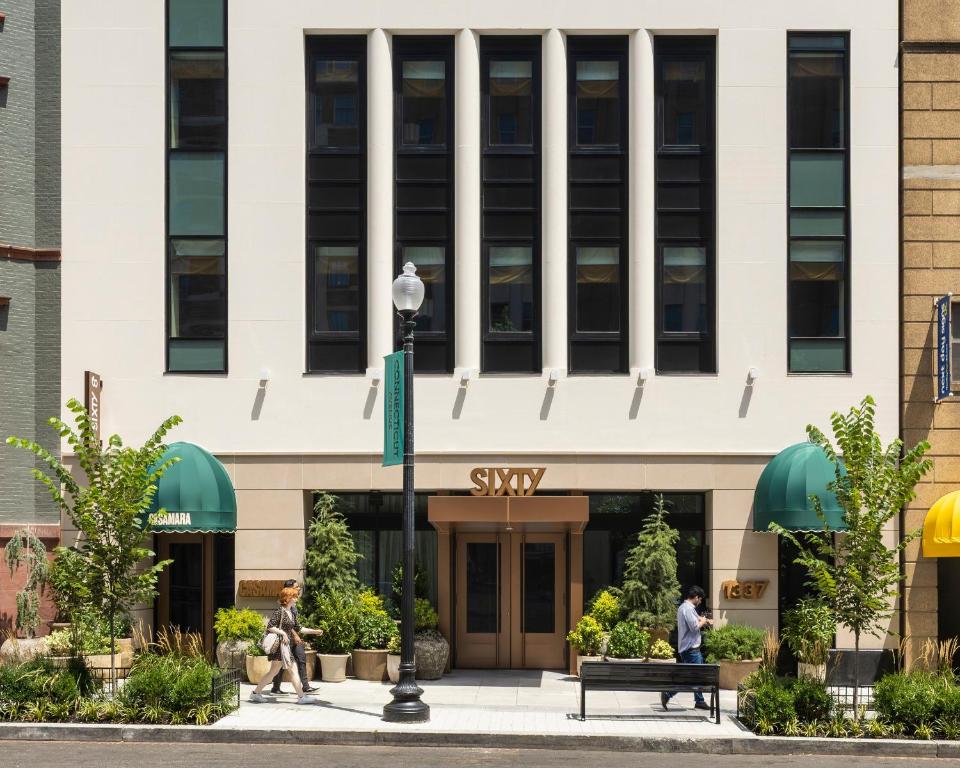 een gebouw met mensen ervoor die zitten bij Sixty DC in Washington