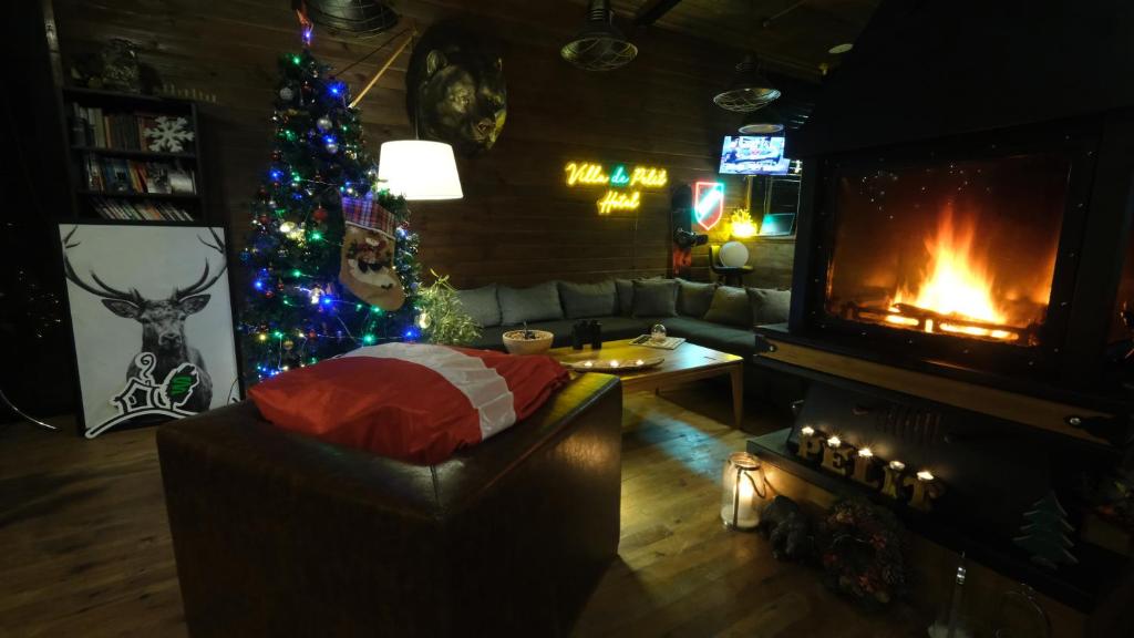un soggiorno con un albero di Natale e un camino di Ayder Villa de Pelit Hotel ad Ayder Yaylasi