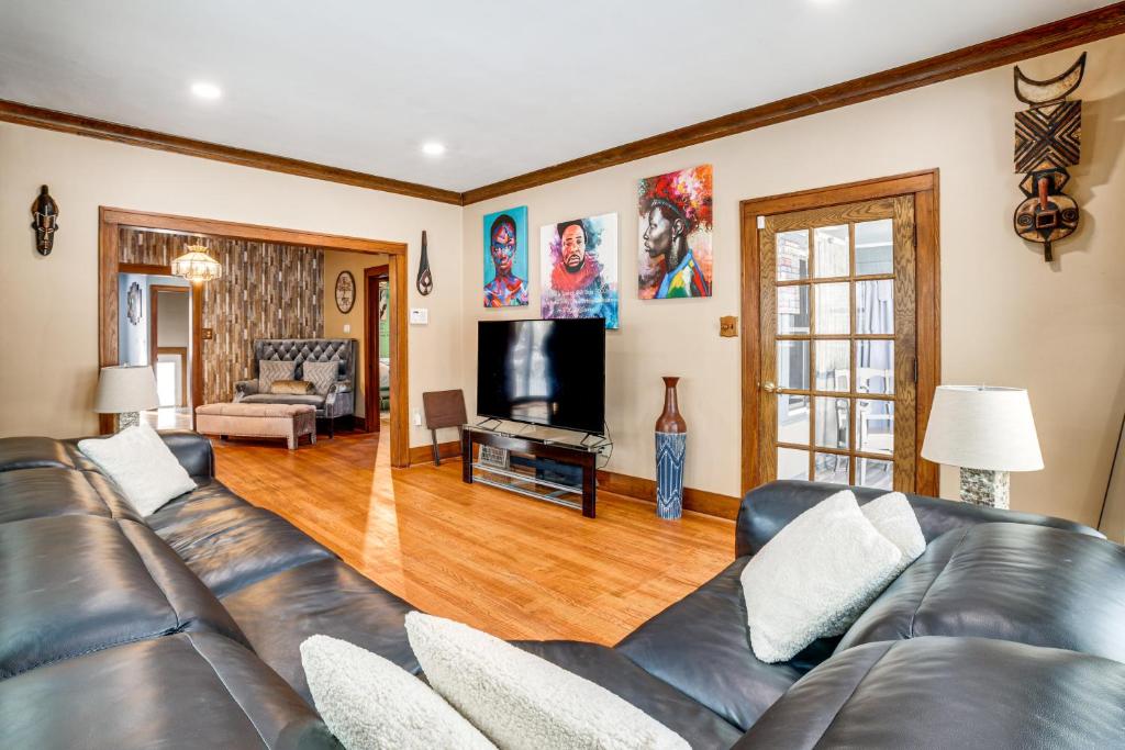 Et tv og/eller underholdning på Private Hot Tub and Patio! Chicagoland Extended Stay