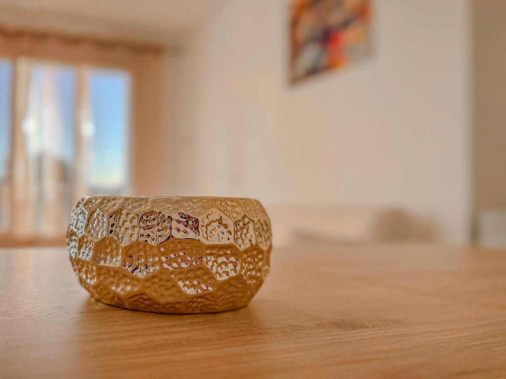 un bol en verre posé sur une table en bois dans l'établissement Le 19 Lavigne - Parking, à Saint-Martin-dʼHères