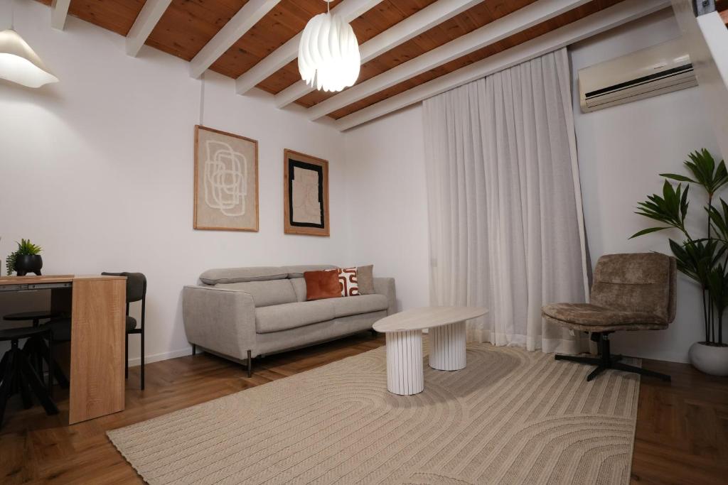 特拉维夫One Apartments TLV的客厅里有一张沙发和一张桌子。