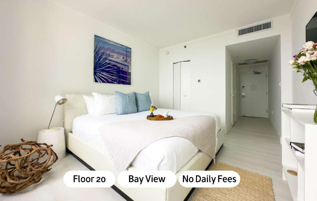 En eller flere senge i et værelse på suite with amazing bayfront views