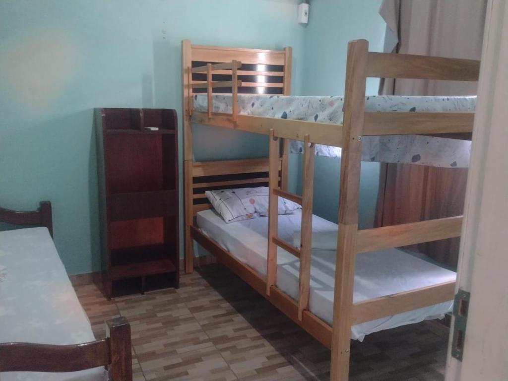 een kamer met 2 stapelbedden en een tafel bij Pousada Mamulengo in Porto De Galinhas