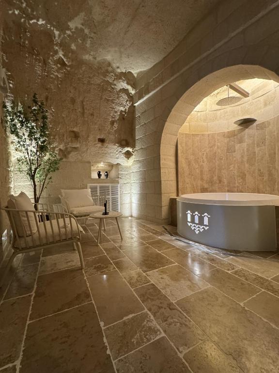 a bathroom with a bath tub in a stone wall at L'Incanto Caves in Matera