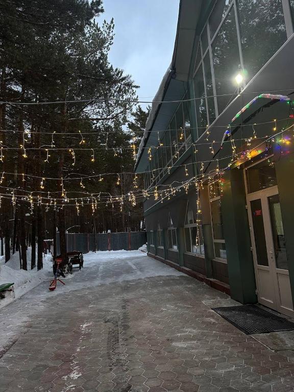 een gebouw met kerstverlichting boven een binnenplaats bij Сункар in Uchitelʼ