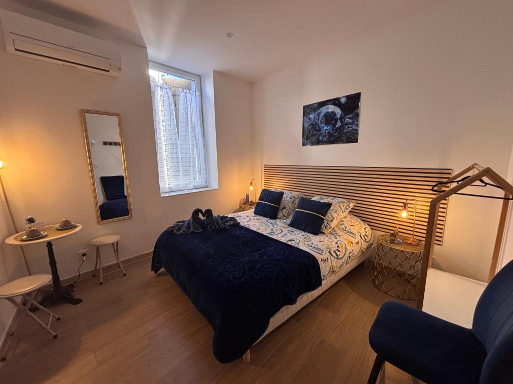 En eller flere senge i et værelse på La Saphir