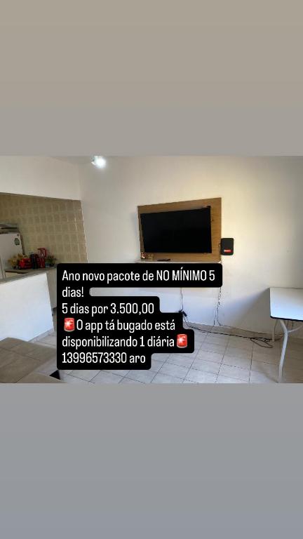 a sign that says no minivan is in a room at Casa Vera Cruz in Mongaguá