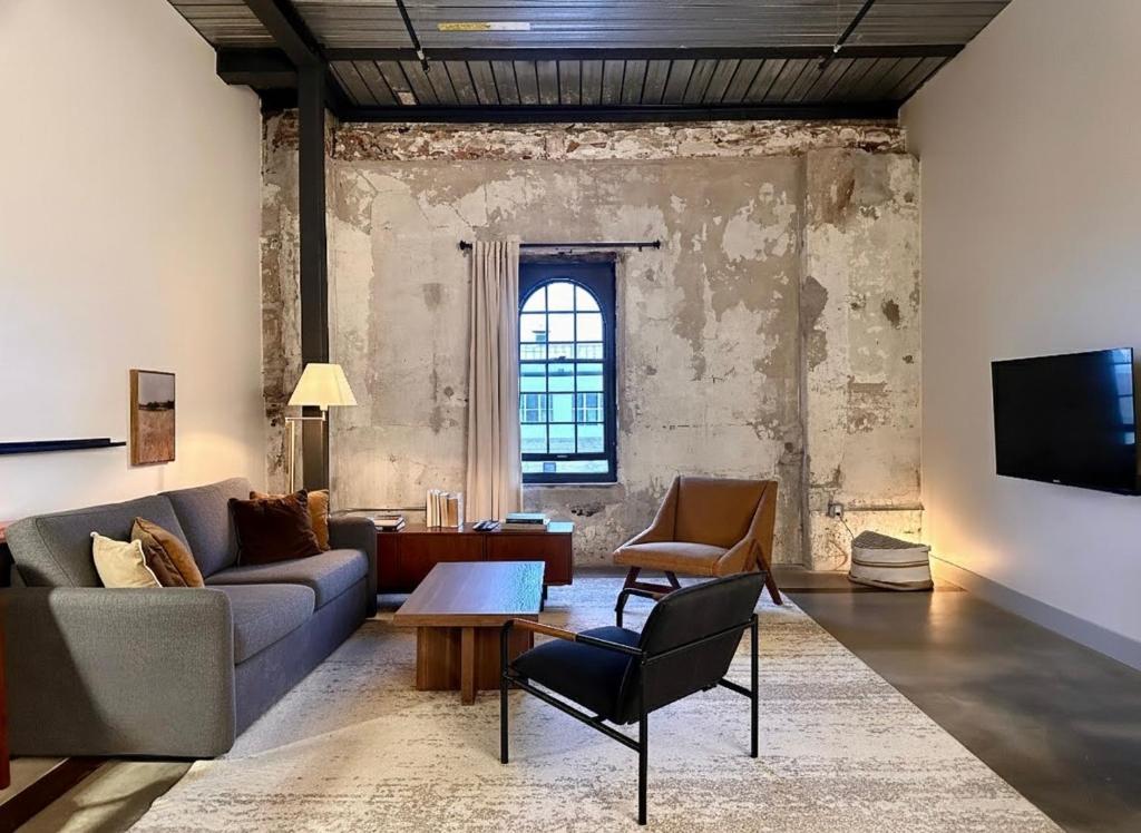 Posezení v ubytování Charming 1BR Near Fiserv with Rooftop, Gym, and Parking