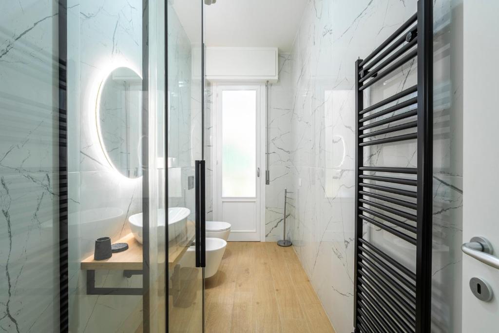 een badkamer met toilet en wastafel bij FIRENZE Appartamento Coverciano Rayna in Florence