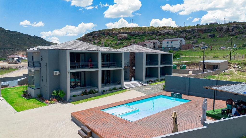 En generel udsigt til bjerge eller udsigt til bjerge taget fra pensionatet