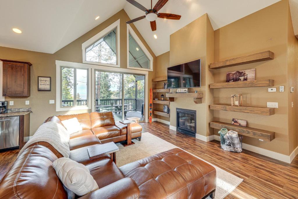 ein Wohnzimmer mit Ledersofa und Kamin in der Unterkunft Deck and Views Scenic Group Getaway in Lakeside! in Lakeside