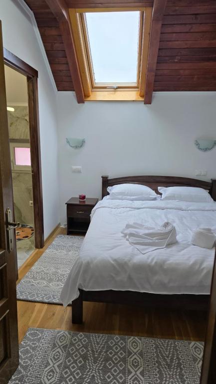 Giường trong phòng chung tại Pensiunea Rozalina