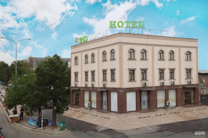 Tòa nhà nơi khách sạn tọa lạc