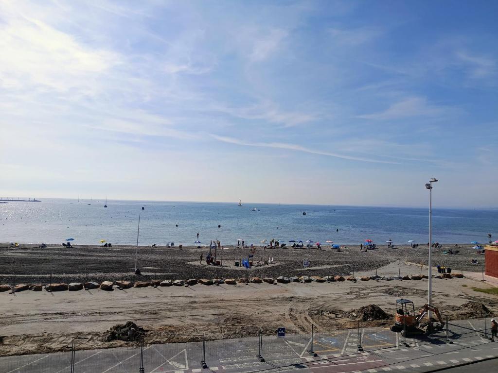Eine Gruppe von Menschen an einem Strand in der Nähe des Wassers in der Unterkunft Front Sea Santa Pola in Santa Pola