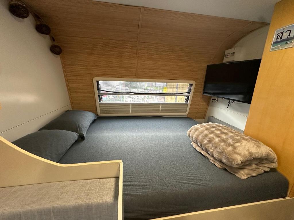 Khu vực ghế ngồi tại הקרוואן במושב