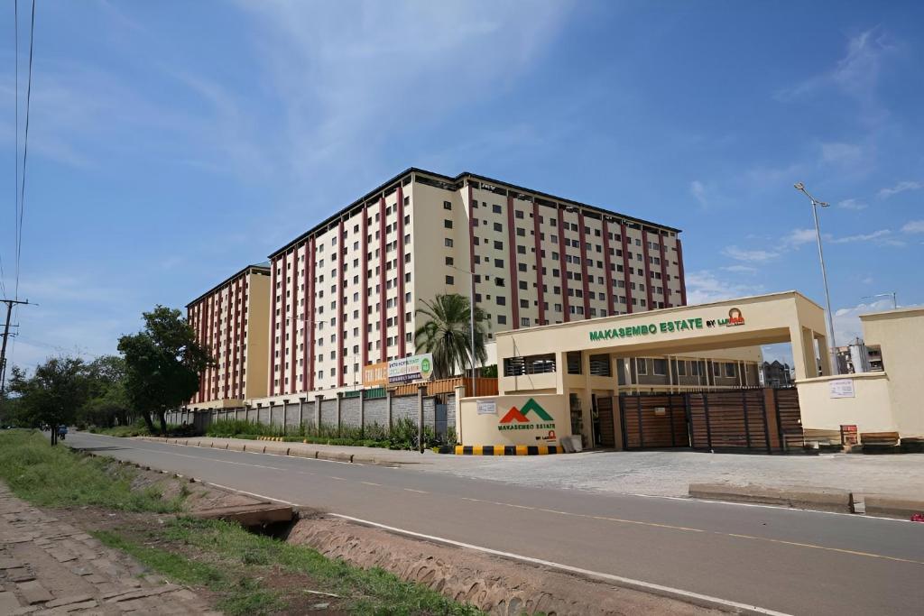 een groot gebouw aan de kant van een weg bij Modern 2-Bedroom Apartment Near Kisumu CBD, Free WiFi, Parking & Security in Kisumu