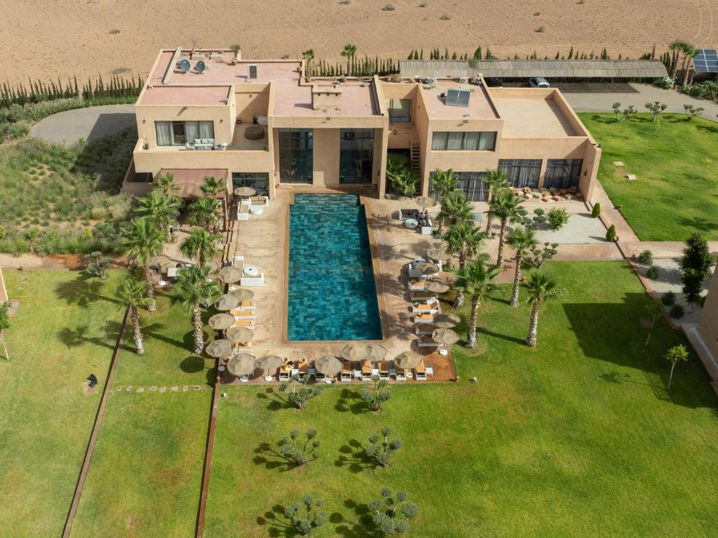 SUMAHAN SUITES & SPA في مراكش: منظر جوي لمنزل به حوض سباحة
