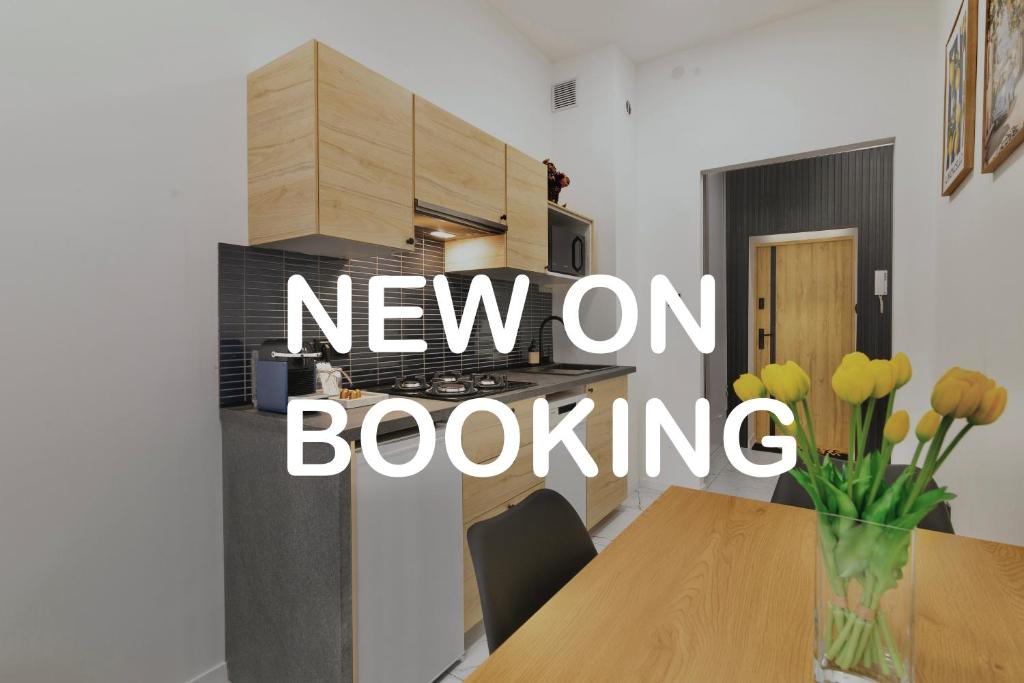 een nieuw bordje 'te leen' in een keuken met een tafel bij MonjAna Premium Rynek in Wrocław