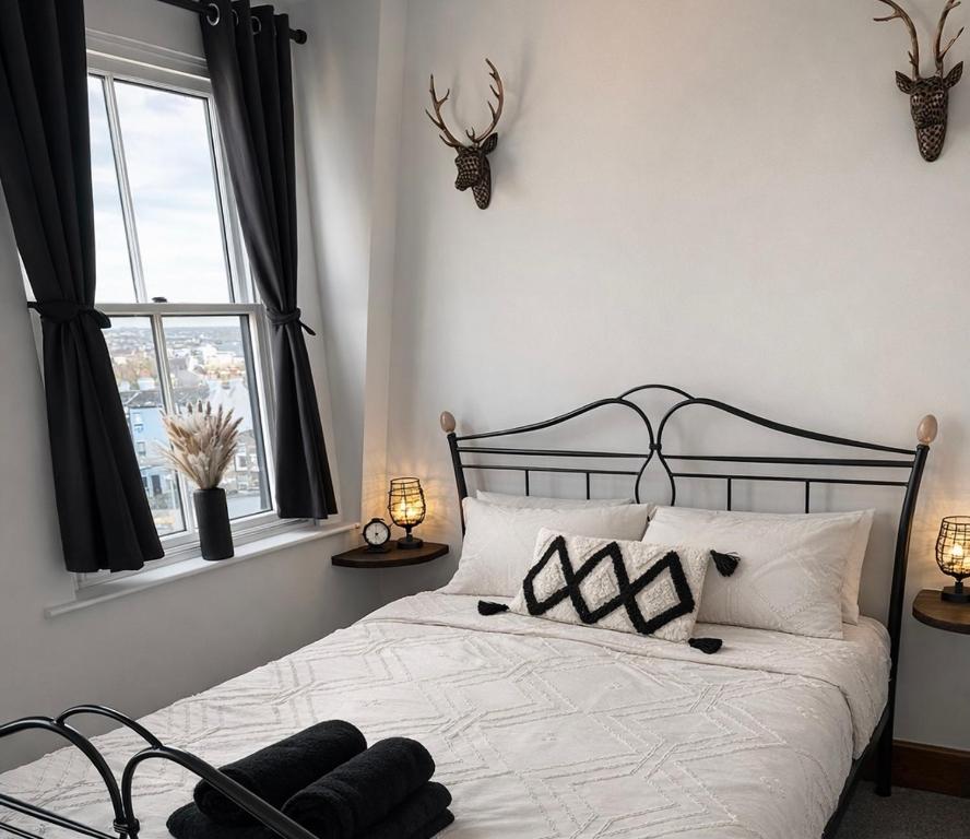 En eller flere senge i et værelse på The Imperial Beachfront Penthouse Suite