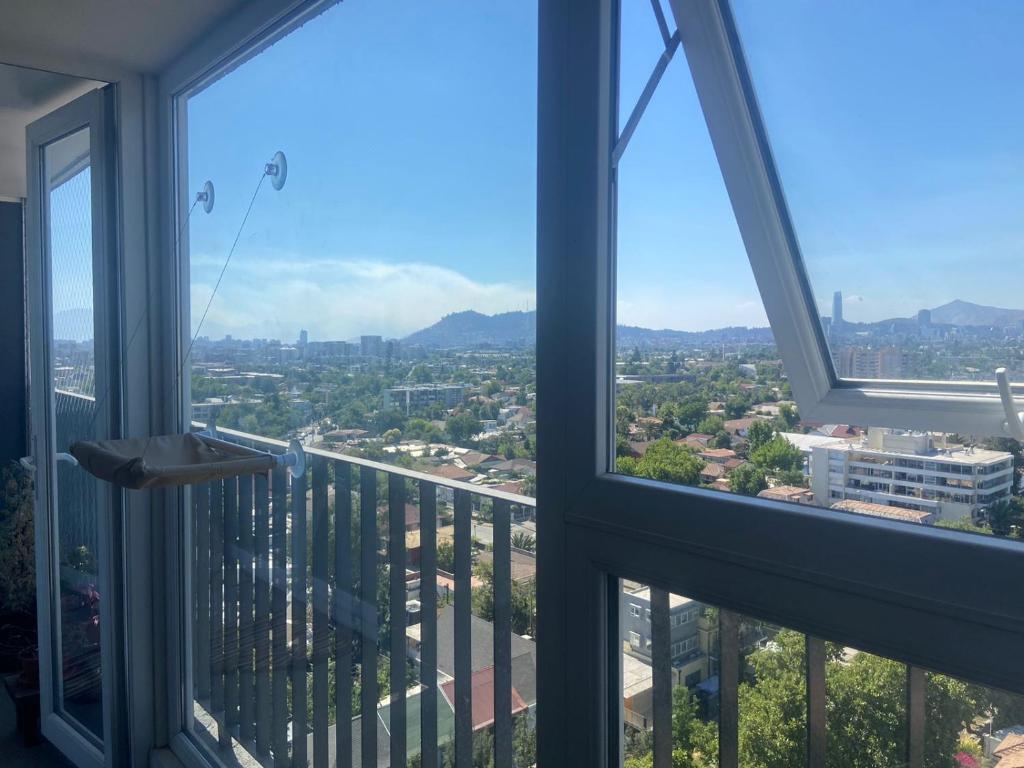 Blick auf eine Stadt vom Balkon in der Unterkunft Departamento piso 15 in Santiago