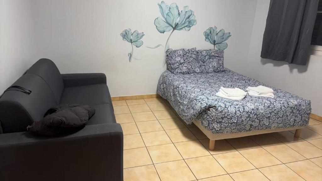 Een bed of bedden in een kamer bij Thubaneau St Charles Canebière Vieux port