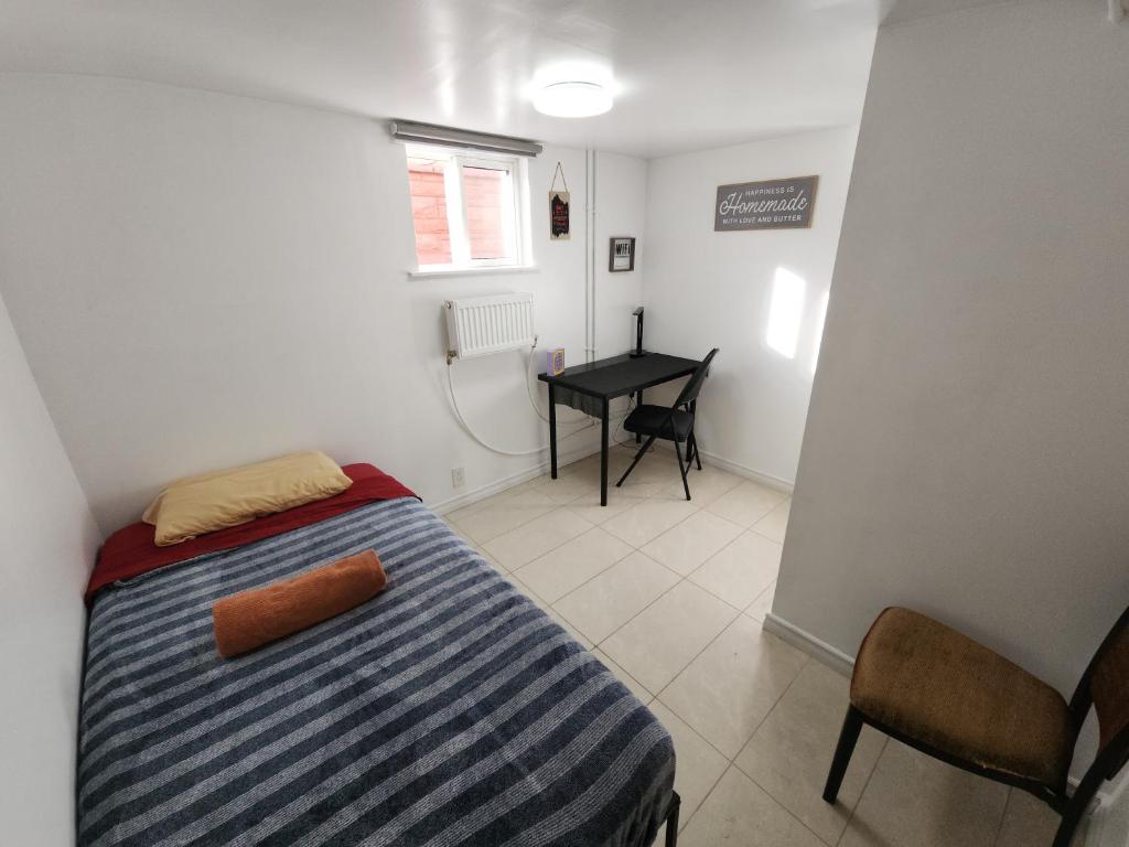 Giường trong phòng chung tại Affordable/Quiet Private Room