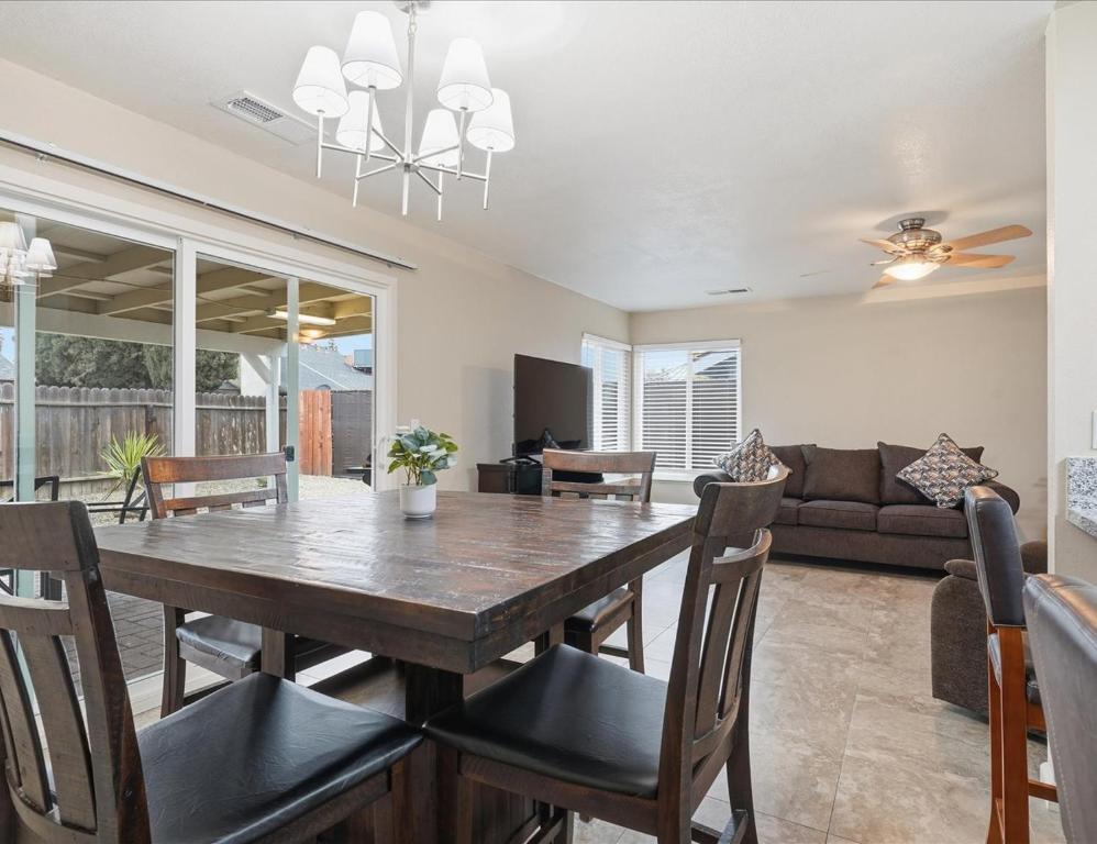 une salle à manger et un salon avec une table et des chaises dans l'établissement Casa Cortez C, à Visalia