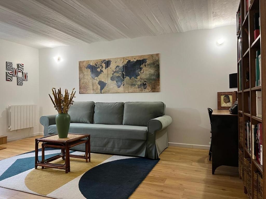 een woonkamer met een bank en een tafel bij Rez-de-jardin cozy in Houilles