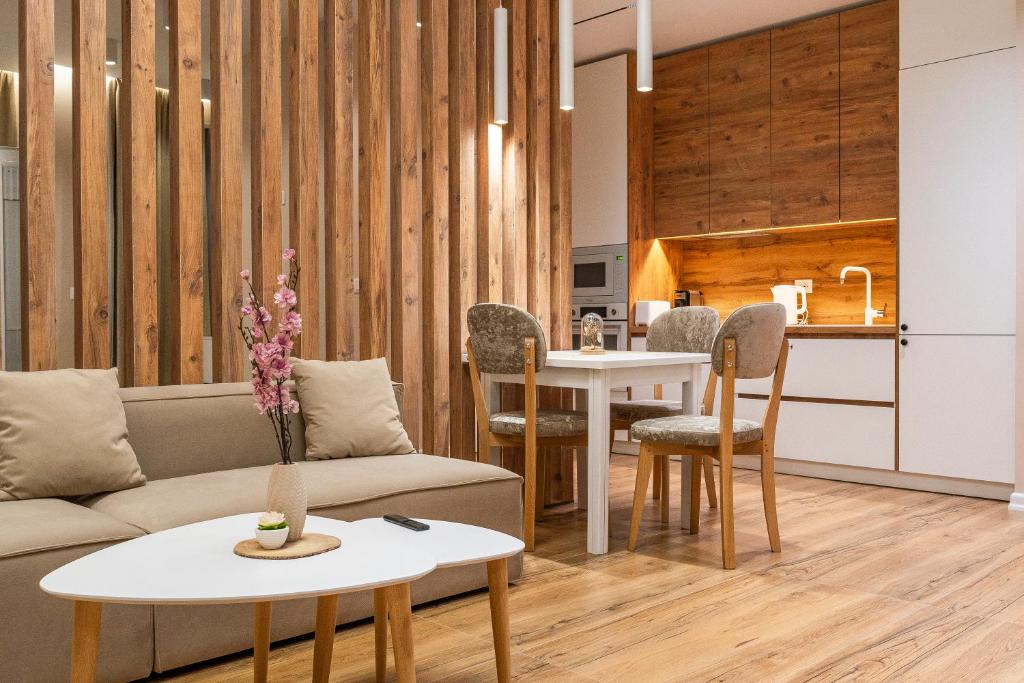 Et opholdsområde på Luxury Couple Apartments with Balcony