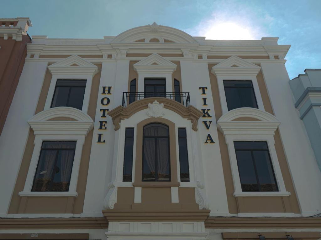 een gebouw met een uithangbord aan de zijkant bij Tikva Hotel in Cuenca