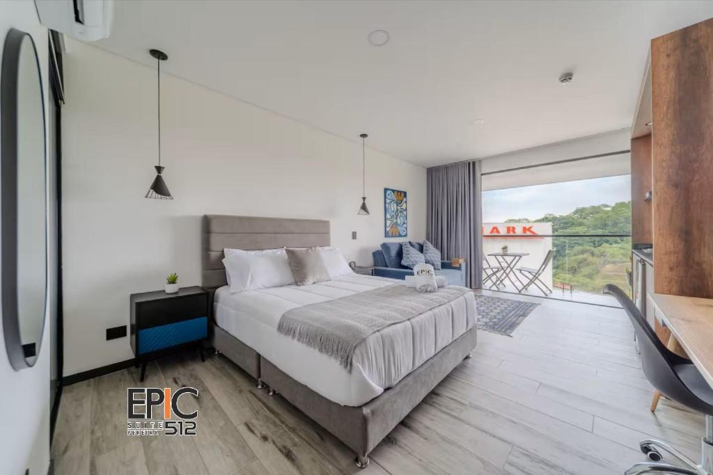 ein Schlafzimmer mit einem großen Bett und einem Balkon in der Unterkunft Epic Suite 512 Deluxe Airport in Cuba