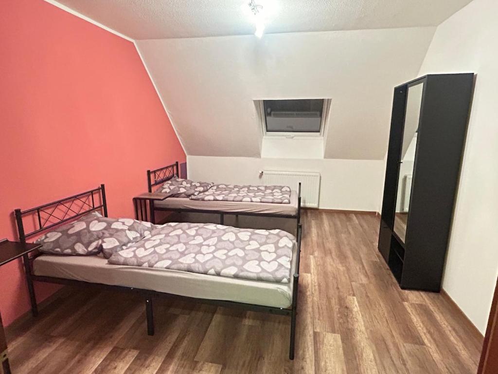 En eller flere senge i et værelse på 3-Zimmerwohnung in Garbsen