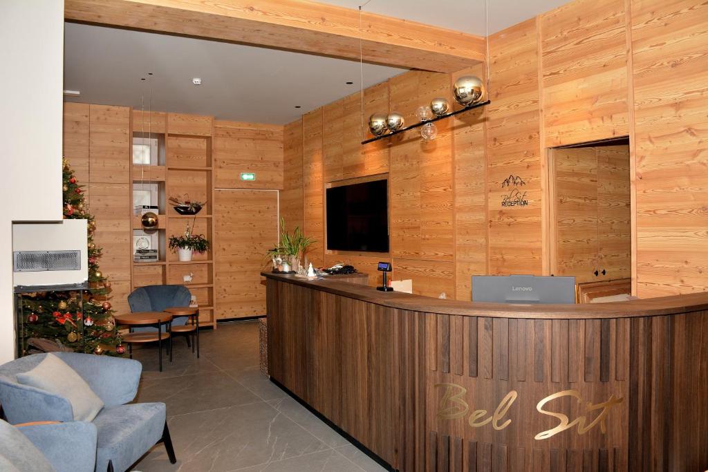 een hotellobby met een bar in het centrum bij Hotel Bel Sit Wellness Spa in Valle di Cadore