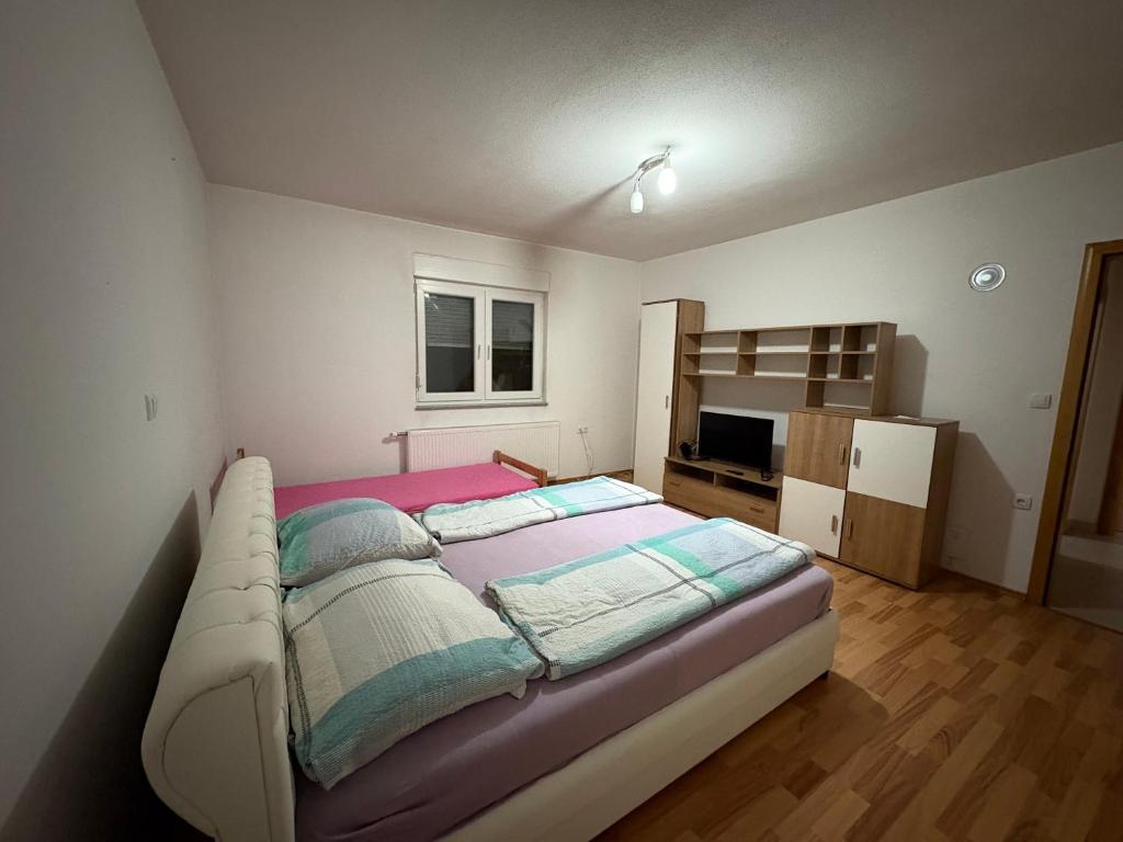 Giường trong phòng chung tại Sobe DANA