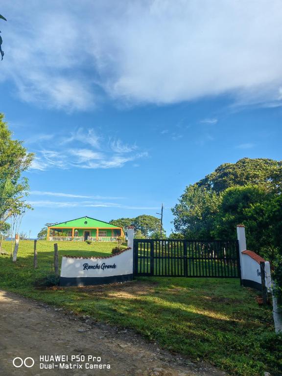 ein Zaun mit einem Haus im Hintergrund in der Unterkunft Finca Turistica Rancho Grande in Santana