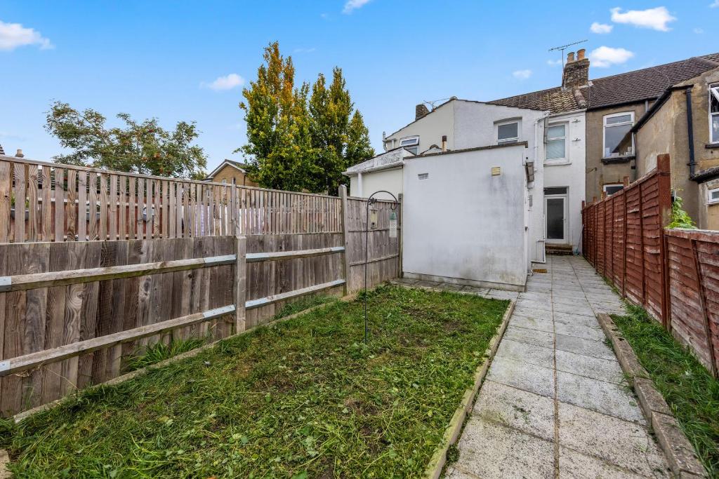 una recinzione accanto a un cortile con un marciapiede di Osbourne House a Gillingham